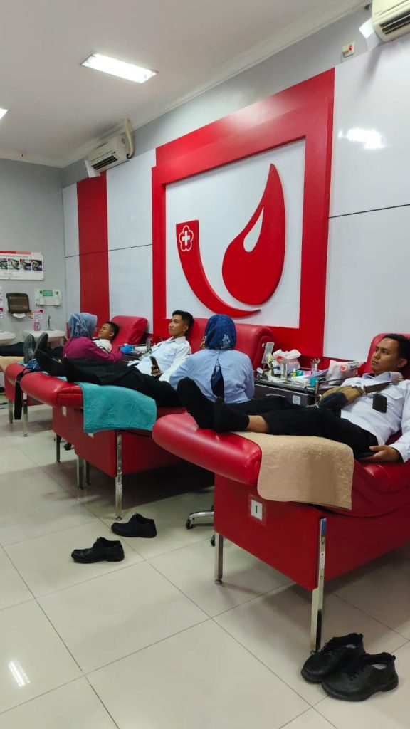 Proses transfusi darah oleh pegawai Rutan Kabupatan Gresik.